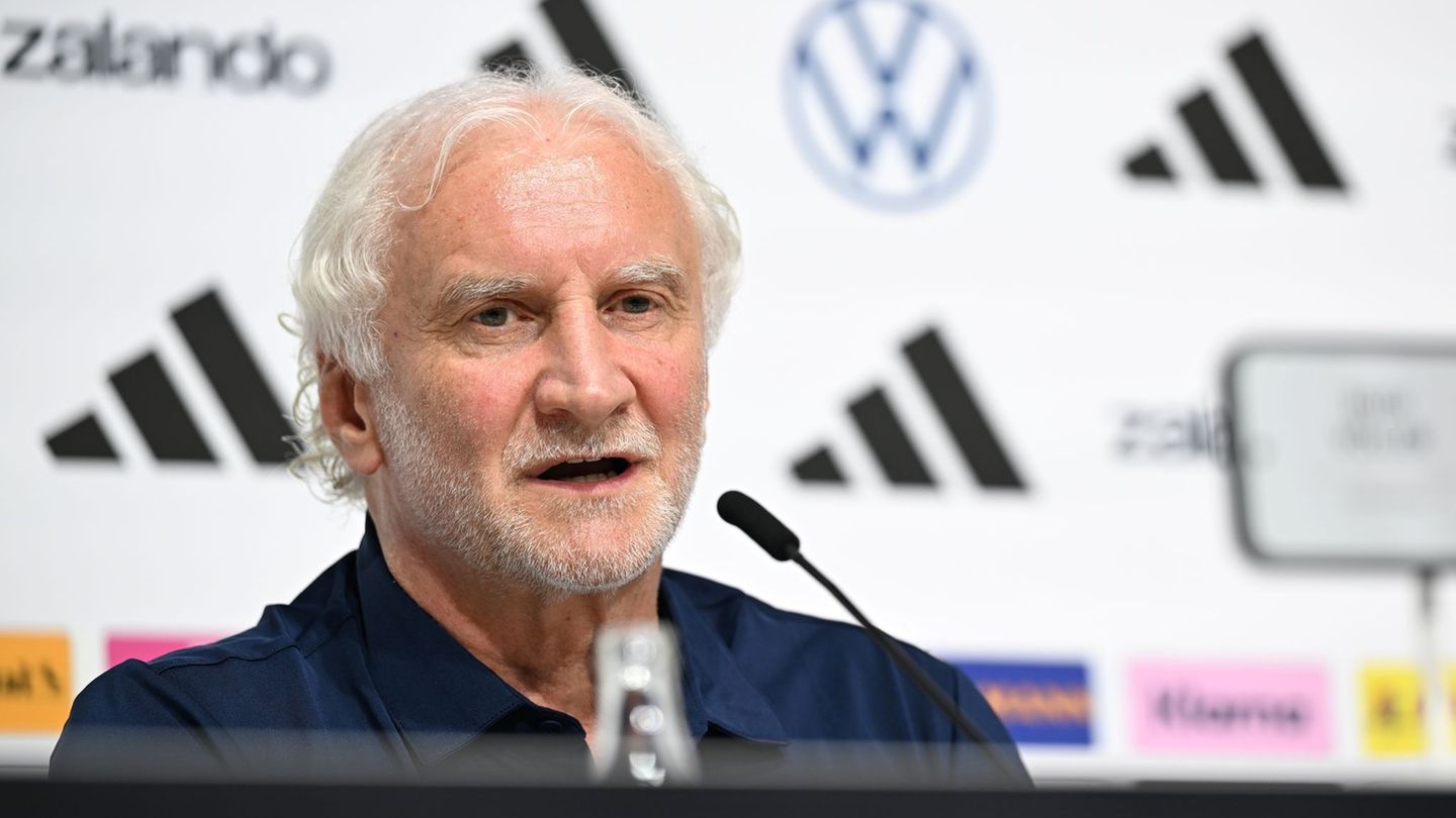 Rudi Völler: „Wir sind da, um eine Weltmeisterschaft zu spielen. Das geht vor.“ Foto: Federico Gambarini/dpa