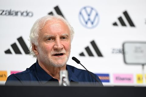 Rudi Völler: „Wir sind da, um eine Weltmeisterschaft zu spielen. Das geht vor.“ Foto: Federico Gambarini/dpa