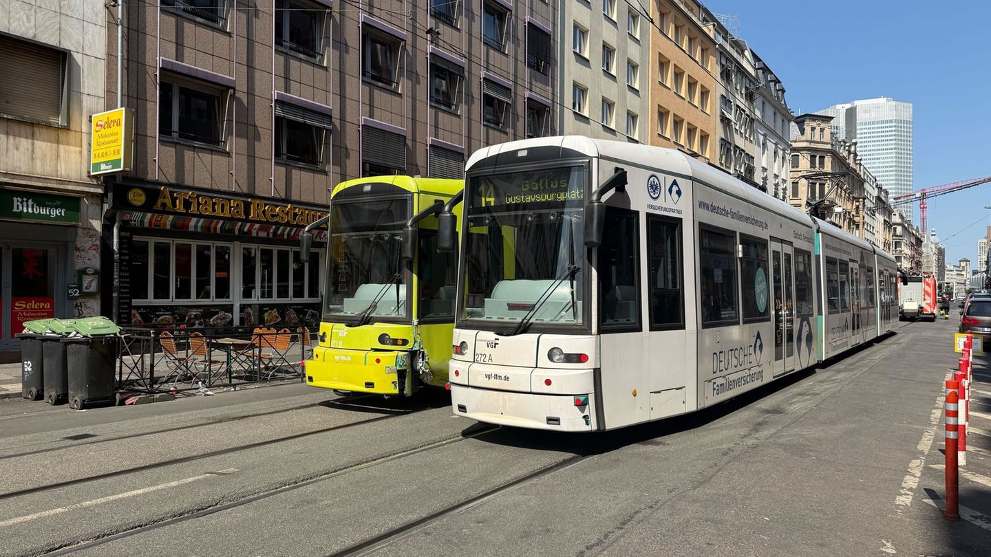 Die Straßenbahn hatte vorne einen Schaden. Foto: Mona Wenisch/dpa