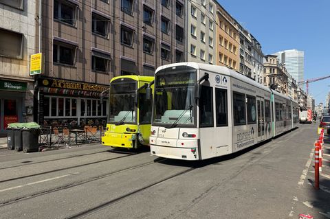 Die Straßenbahn hatte vorne einen Schaden. Foto: Mona Wenisch/dpa