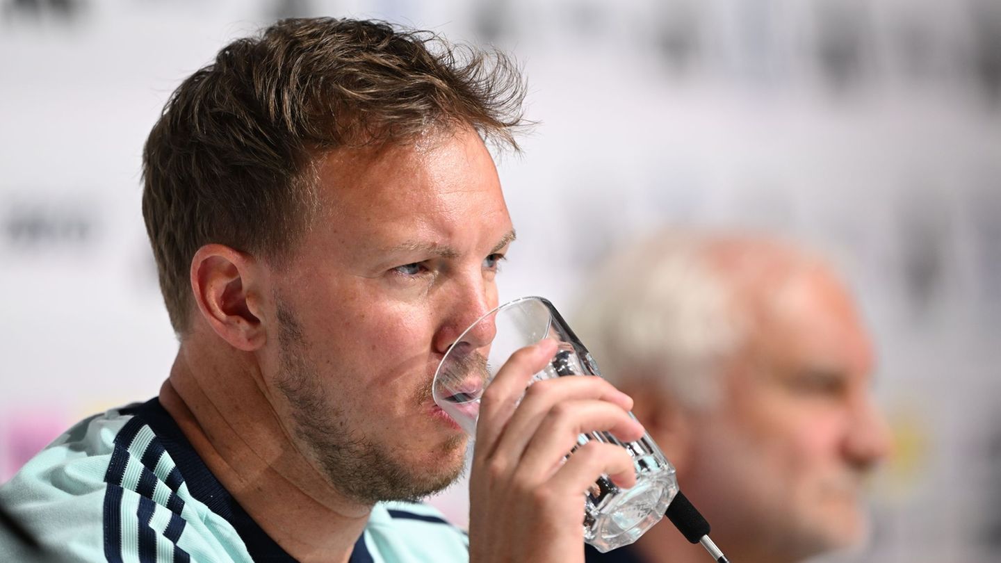 Glas halbvoll oder halbleer? Für Bundestrainer Julian Nagelsmann geht es jetzt in die heiße Phase. Foto: Federico Gambarini/dpa