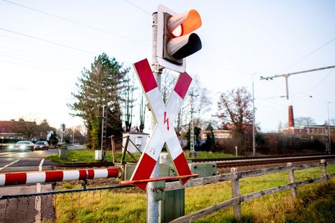 Der Stopp vor einem Bahnübergang dauerte nur wenige Minuten. (Symbolbild) Foto: Hauke-Christian Dittrich/dpa