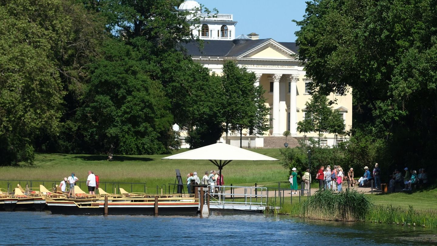 Besucher des Wörlitzer Parks nutzen das schöne Wetter. Foto: Sebastian Willnow/dpa