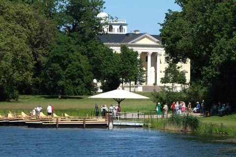 Besucher des Wörlitzer Parks nutzen das schöne Wetter. Foto: Sebastian Willnow/dpa
