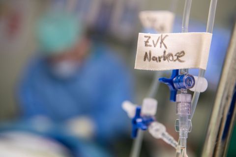 Die Staatsanwaltschaft wirft dem früheren Anästhesisten elf Fälle vor. Nach der Anklage soll er die Betäubung junger Patientinne