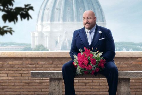 Kevin James begibt sich in "Solo Mio" (Bild: Ausschnitt Kinoplakat) auf eine Ein-Mann-Hochzeitsreise, bleibt aber doch nicht lange alleine.