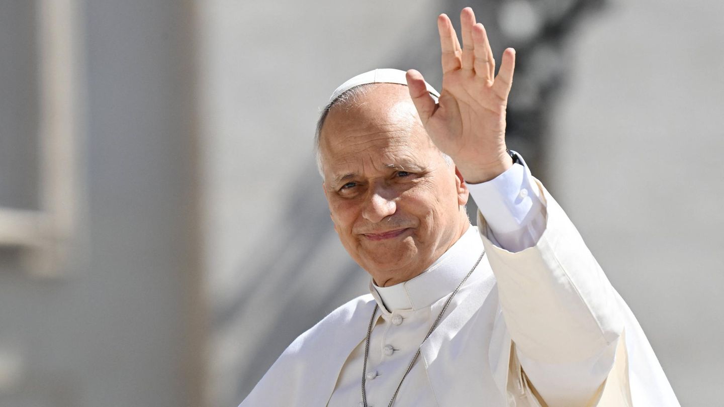 Papst Leo XIV. winkt