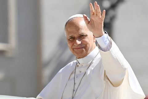Papst Leo XIV. winkt