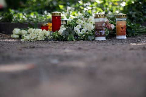 Nahe der Unfallstelle wurden am Nachmittag Kerzen aufgestellt und Blumen niedergelegt. Foto: Fabian Strauch/dpa