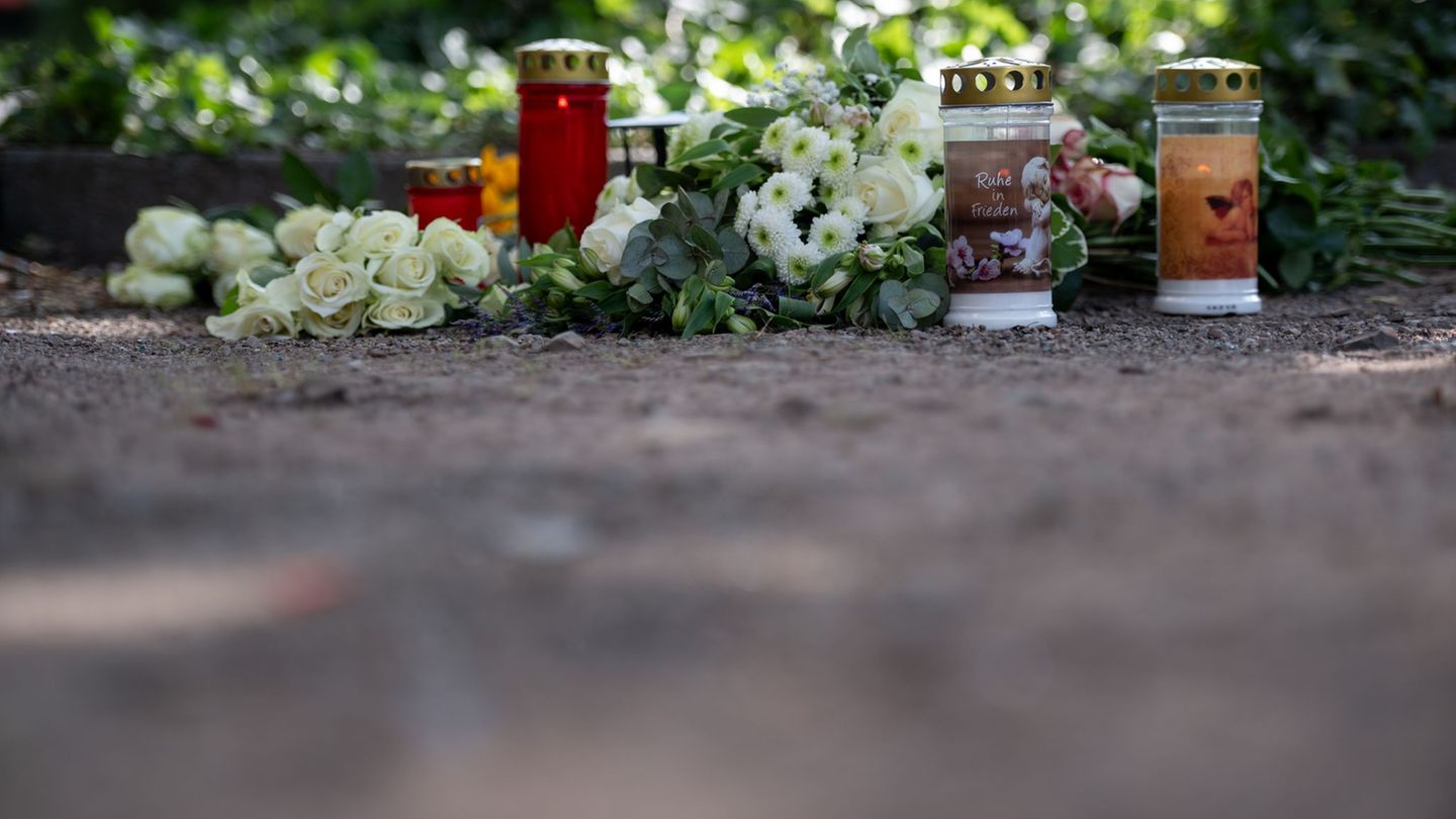 Nahe der Unfallstelle wurden am Nachmittag Kerzen aufgestellt und Blumen niedergelegt. Foto: Fabian Strauch/dpa