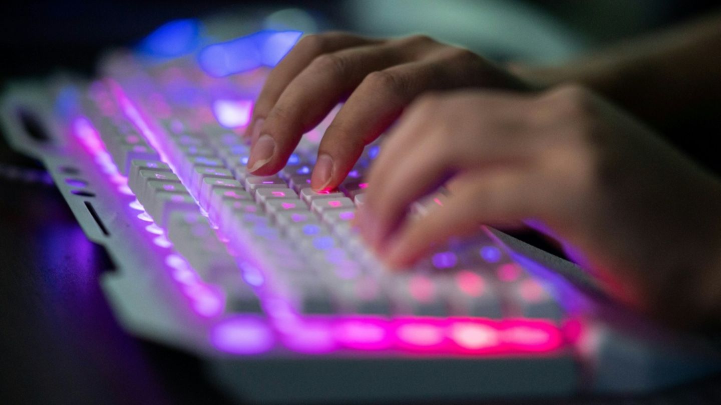 Hacker an Computer-Tastatur