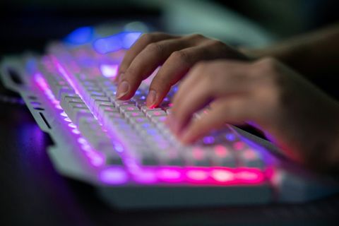 Hacker an Computer-Tastatur