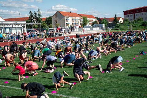 Kinder, Eltern und Senioren machten beim Weltrekordversuch am Weltpurzelbaumtag gemeinsam mit. Foto: Daniel Vogl/dpa