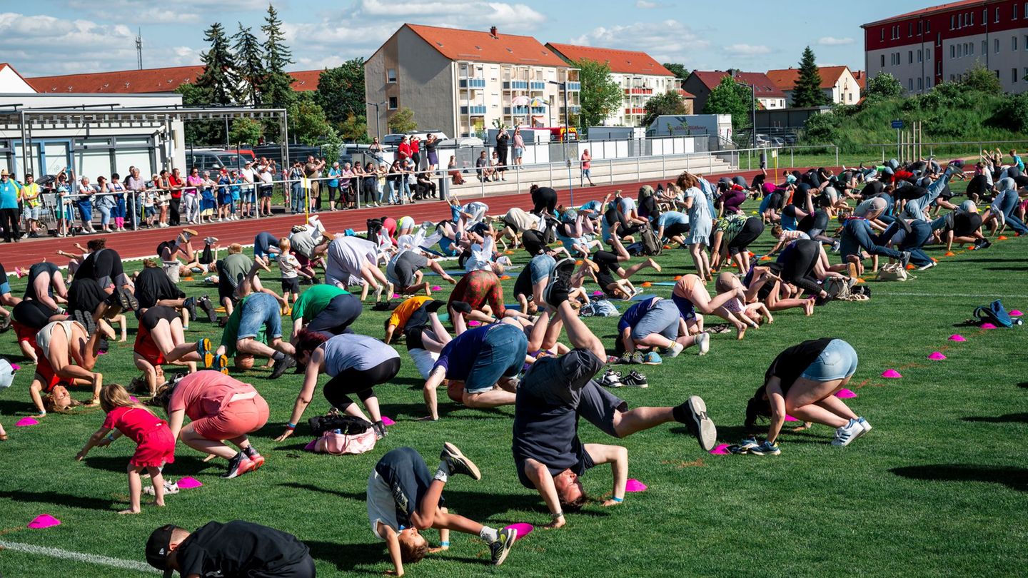 Kinder, Eltern und Senioren machten beim Weltrekordversuch am Weltpurzelbaumtag gemeinsam mit. Foto: Daniel Vogl/dpa