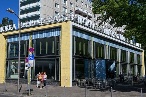 Die „Mokka-Milch-Eisbar“ an der Karl-Marx-Allee war in der DDR ein beliebter Treffpunkt. Foto: Jens Kalaene/dpa