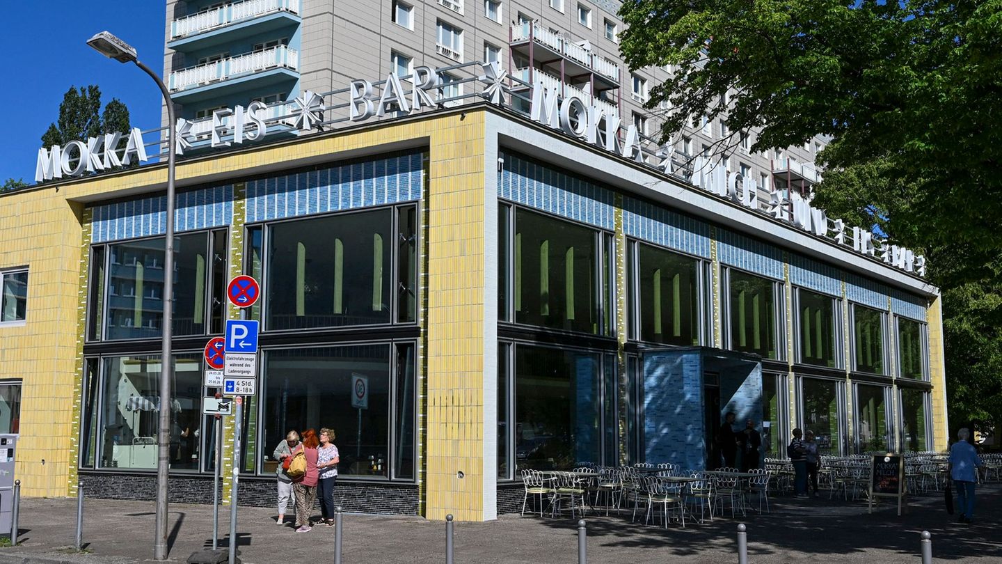 Die „Mokka-Milch-Eisbar“ an der Karl-Marx-Allee war in der DDR ein beliebter Treffpunkt. Foto: Jens Kalaene/dpa
