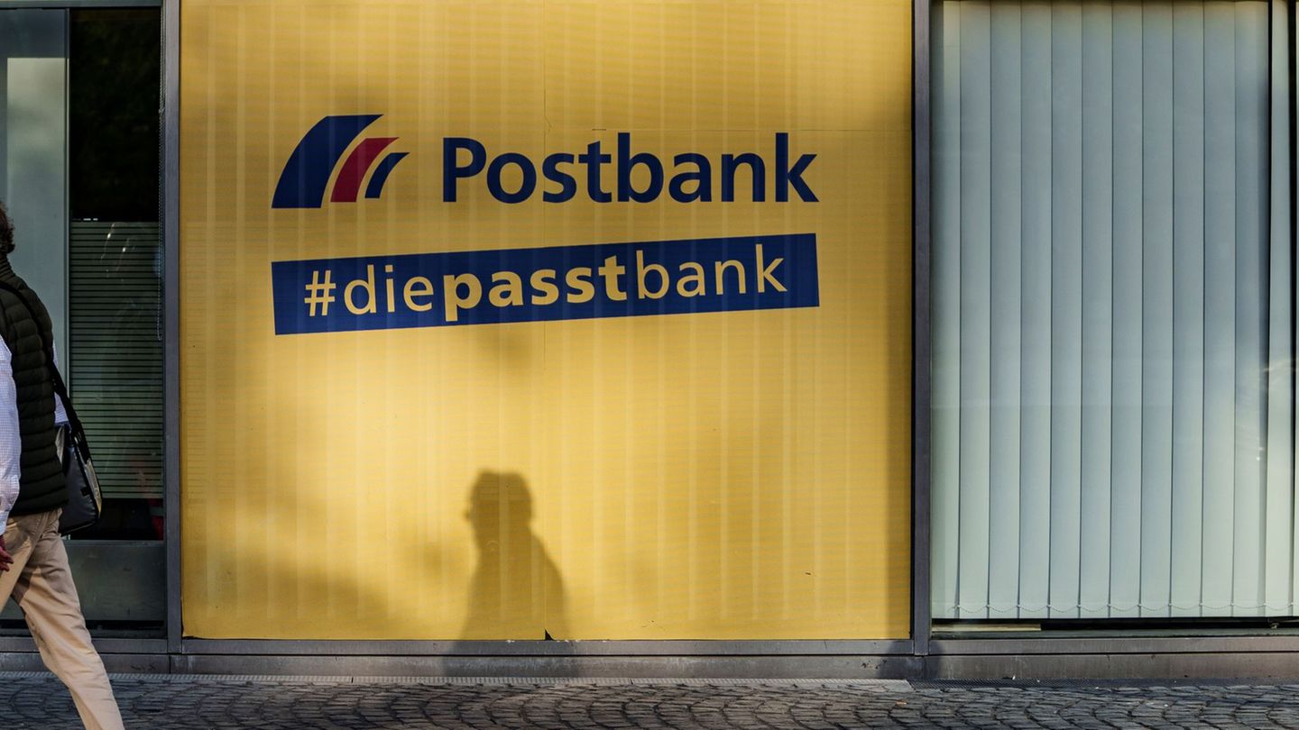 Beschäftigte der Postbank wollen mit Warnstreiks und Kundgebungen den Druck in den Tarifverhandlungen erhöhen. (Archivbild) Foto