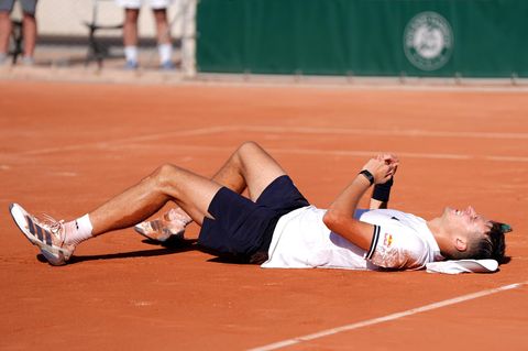 Nach mehr als vier Stunden in der Hitze bei den French Open bricht Jakub Mensik beim Matchball ein