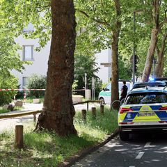 Ein Streit unter Nachbarn in Aschaffenburg ist eskaliert. Ein 38 Jahre alter Mann zeigte nach Polizeiangaben auf dem Balkon prov