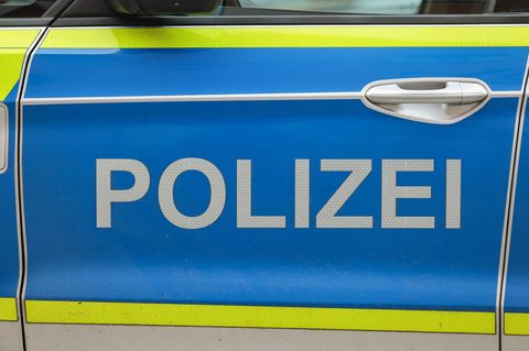 Die L422 musste laut Polizei zeitweise in beide Fahrtrichtungen gesperrt werden. (Symbolbild) Foto: Jan Woitas/dpa