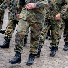 Reservistinnen und Reservisten marschieren