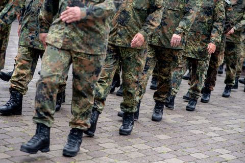 Reservistinnen und Reservisten marschieren