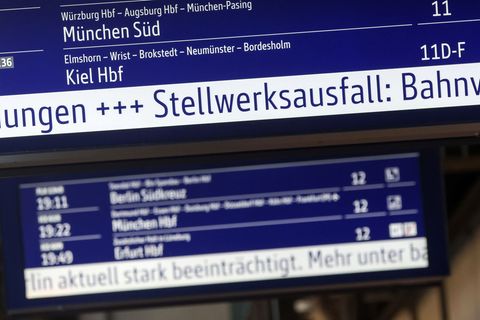 Fahrgäste der Bahn müssen sich zwischen Berlin und Hamburg auf Verspätungen und Zugausfälle einstellen. Foto: Bodo Marks/dpa