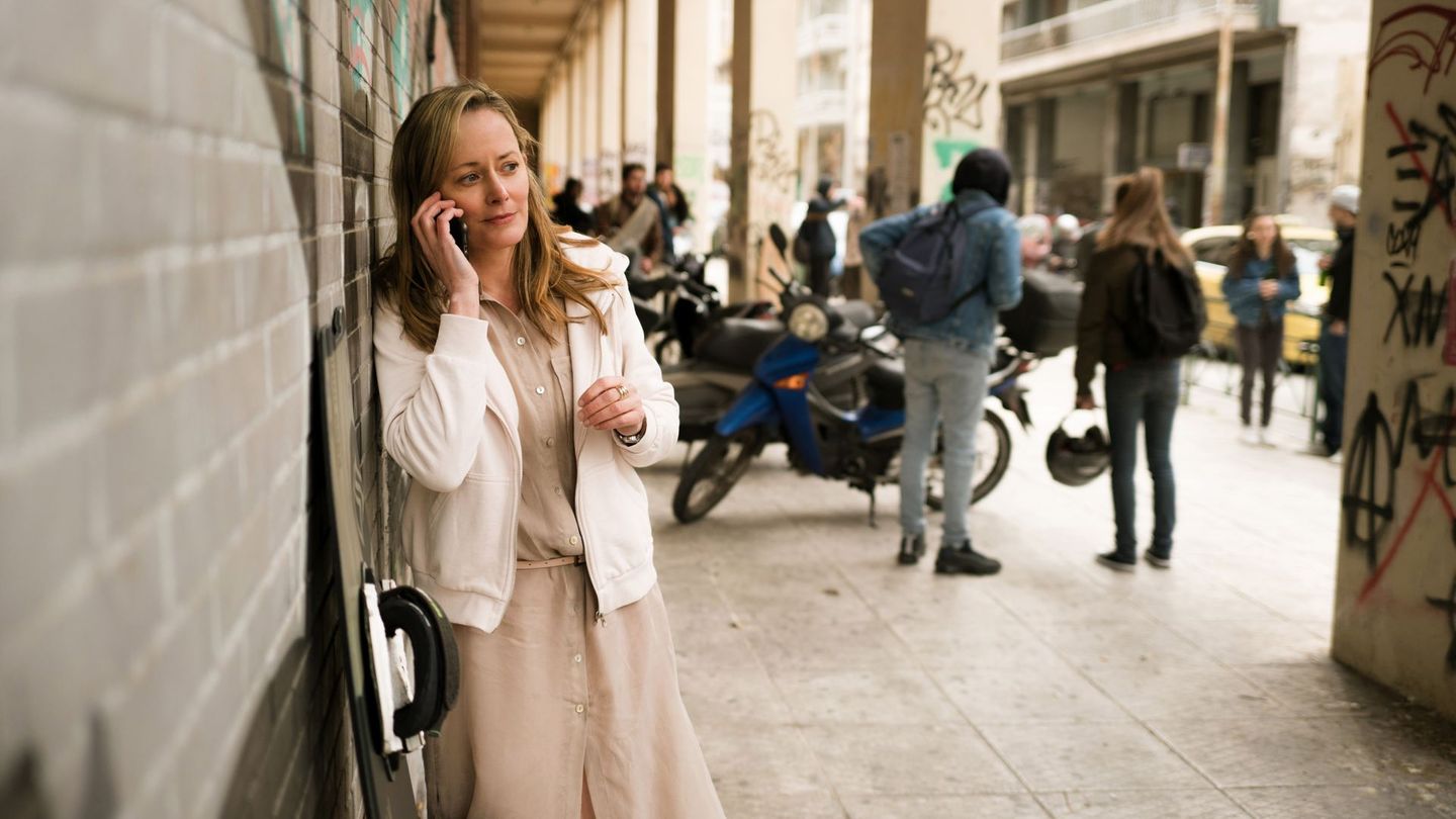 Marlene (Silke Bodenbender) ist in Athen angekommen und versucht vergeblich, ihren Sohn zu erreichen.
