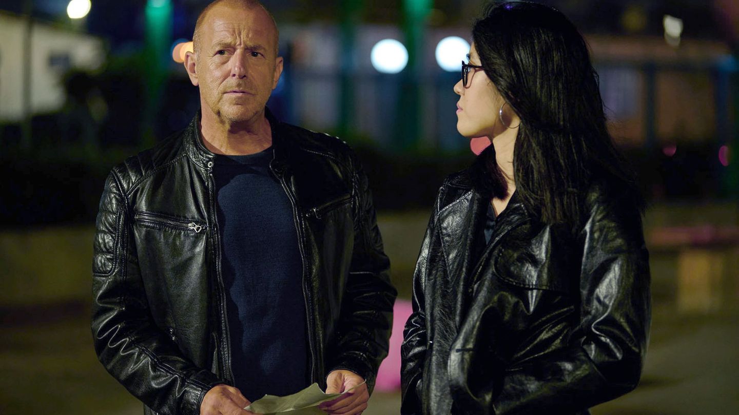 Ingo Thiel (Hein Ferch) und Lee Sooyoung (Kotbong Yang) schätzen den Vermisstenfall unterschiedlich ein.