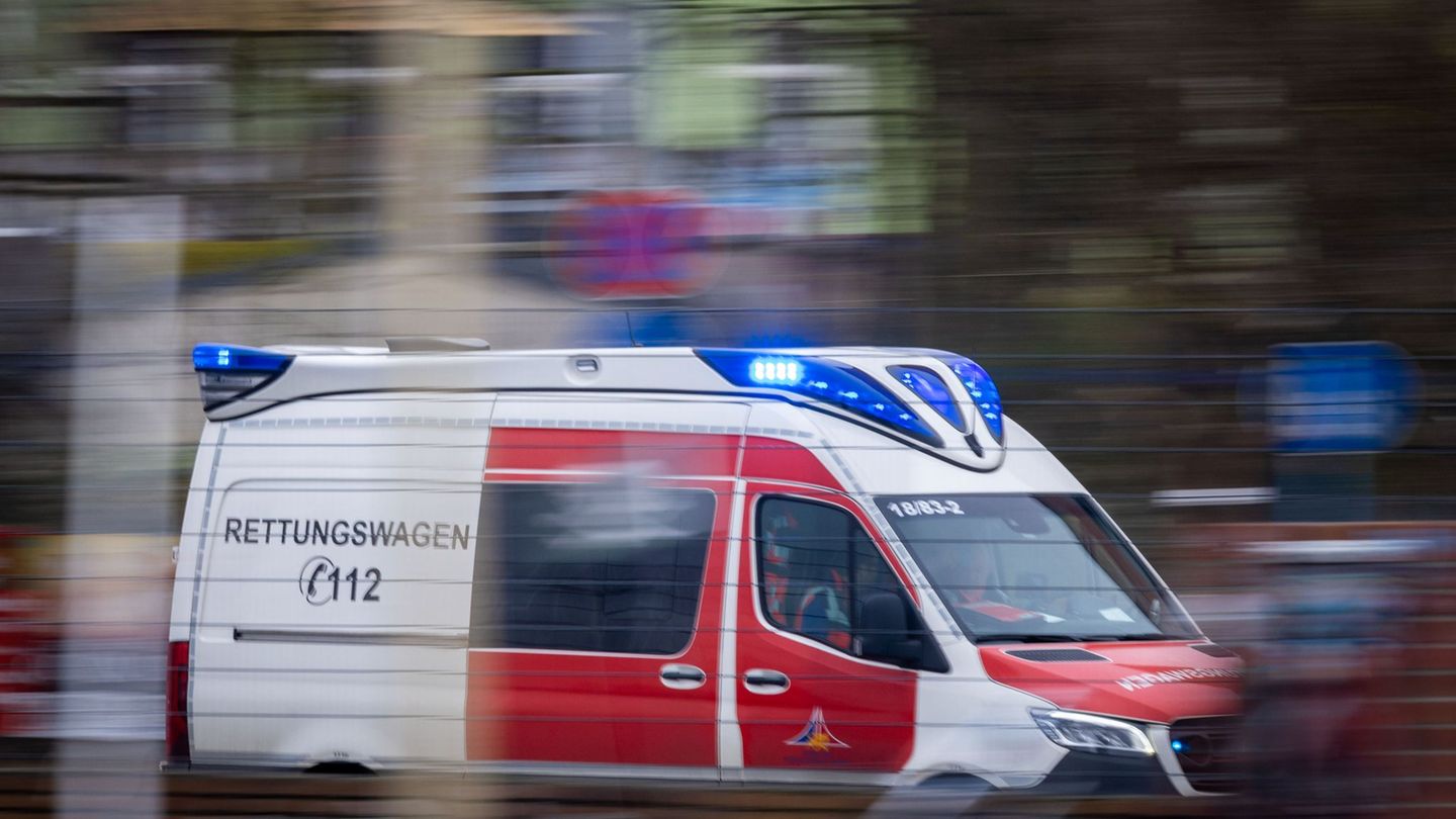 Der Motorradfahrer muss schwer vereltzt in ein Krankenhaus. (Symbolbild) Foto: Jens Büttner/dpa