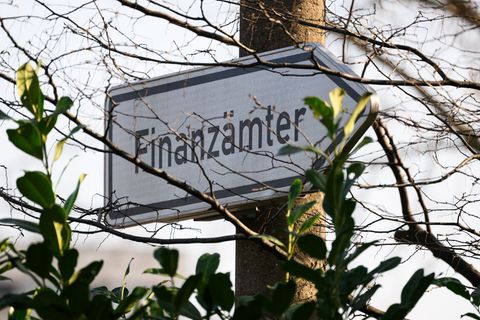 Bei den sächsischen Finanzämtern gingen 2025 insgesamt 9.640 Anzeigen wegen Steuerhinterziehung ein. (Symbolbild) Foto: Robert M