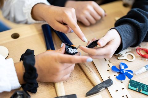 In Schul-AGs experimentieren Schülerinnen und Schüler, werkeln, spielen Theater und vieles mehr. (Symbolbild) Foto: Matthias Bal
