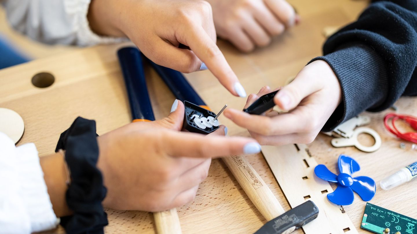In Schul-AGs experimentieren Schülerinnen und Schüler, werkeln, spielen Theater und vieles mehr. (Symbolbild) Foto: Matthias Bal
