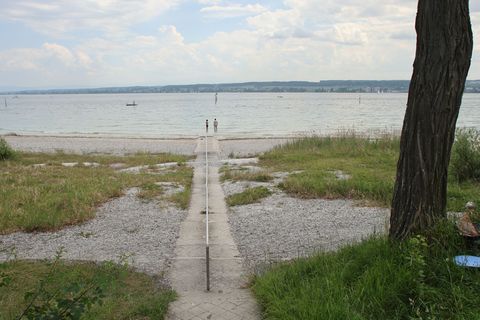 Das Wasser im größten See Deutschlands ist aktuell so niedrig wie selten um diese Jahreszeit. Foto: Oliver Hanser/dpa