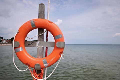 Das reine Entwenden eines Rettungsrings ist laut Polizei zunächst Diebstahl - werden dadurch aber Menschen gefährdet, könnten zu