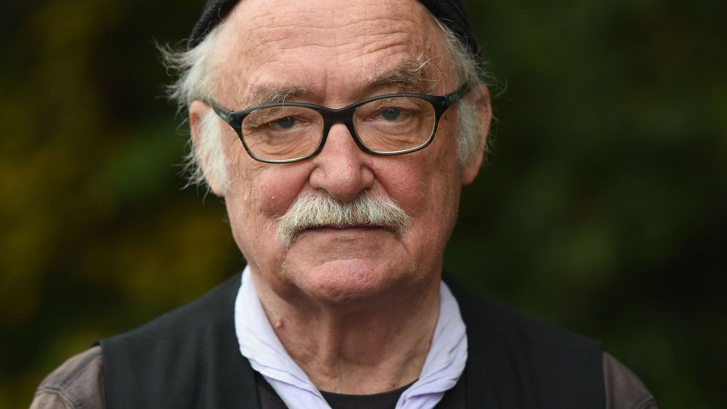 Der 85-Jährige wird mit dem Verdienstorden des Landes NRW ausgezeichnet. Foto: Henning Kaiser/dpa