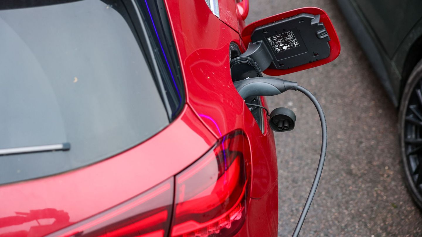 Ein Elektroauto an einer Ladesäule. E-Autos gewinnen laut HUK Coburg stark an Zuspruch. (Symbolbild) Foto: Jan Woitas/dpa