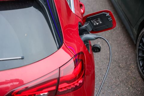 Ein Elektroauto an einer Ladesäule. E-Autos gewinnen laut HUK Coburg stark an Zuspruch. (Symbolbild) Foto: Jan Woitas/dpa