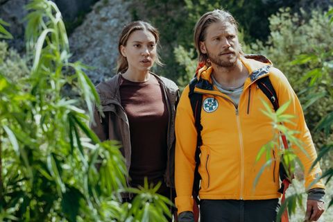 „Die Bergretter: Gipfelrausch“: Hauptkommissarin Alex Winkler (Viktoria Ngotsé, l.) und Bergretter Markus (Sebastian Ströbel)