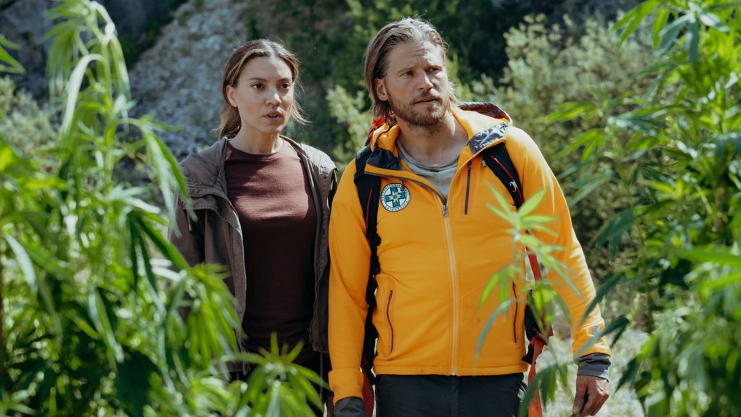 „Die Bergretter: Gipfelrausch“: Hauptkommissarin Alex Winkler (Viktoria Ngotsé, l.) und Bergretter Markus (Sebastian Ströbel)