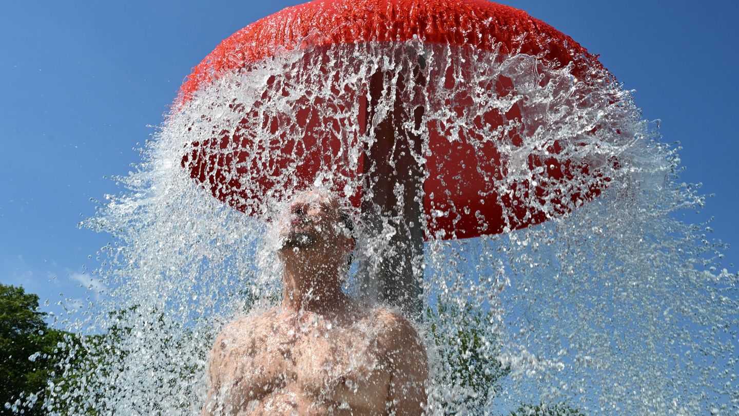 Das Freibad-Wetter in Baden-Württemberg hält an. Foto: Bernd Weißbrod/dpa