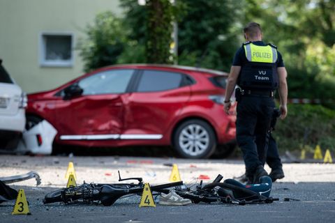 Ein zerstörtes Fahrrad, ein verlorener Schuh auf der Fahrbahn - eine Frau hat drei Kinder angefahren. Foto: Fabian Strauch/dpa