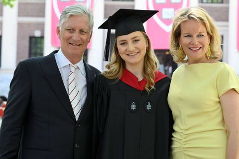 Prinzessin Elisabeth mit ihren Eltern bei der Absolventenfeier.