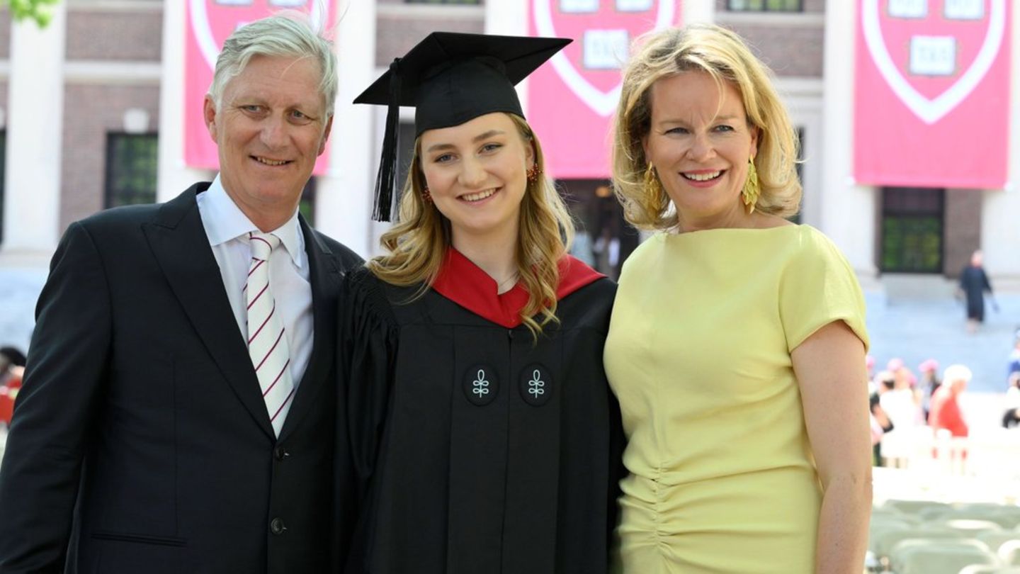 Prinzessin Elisabeth mit ihren Eltern bei der Absolventenfeier.