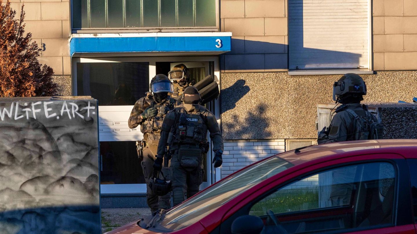 Polizei durchsucht neun Objekte in drei Städten wegen Verdachts auf Drogen- und Waffenhandel. Foto: Justin Brosch/dpa