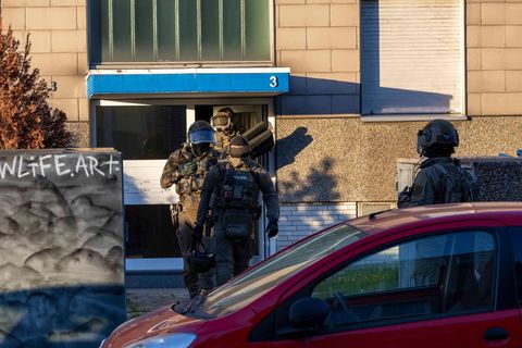 Polizei durchsucht neun Objekte in drei Städten wegen Verdachts auf Drogen- und Waffenhandel. Foto: Justin Brosch/dpa