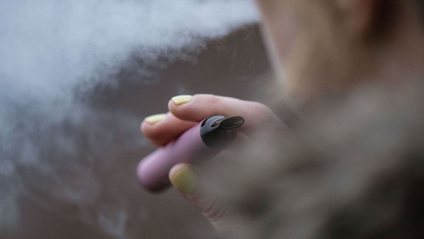 Der Zoll hat illegale E-Zigaretten sichergestellt. (Archivbild) Foto: Marijan Murat/dpa