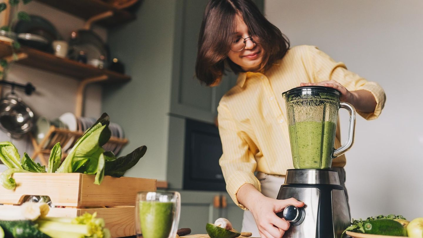 Ninja Detect Power Mixer Pro: Eine Frau macht sich einen grünen Smoothie