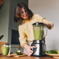 Ninja Detect Power Mixer Pro: Eine Frau macht sich einen grünen Smoothie