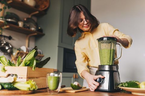 Ninja Detect Power Mixer Pro: Eine Frau macht sich einen grünen Smoothie